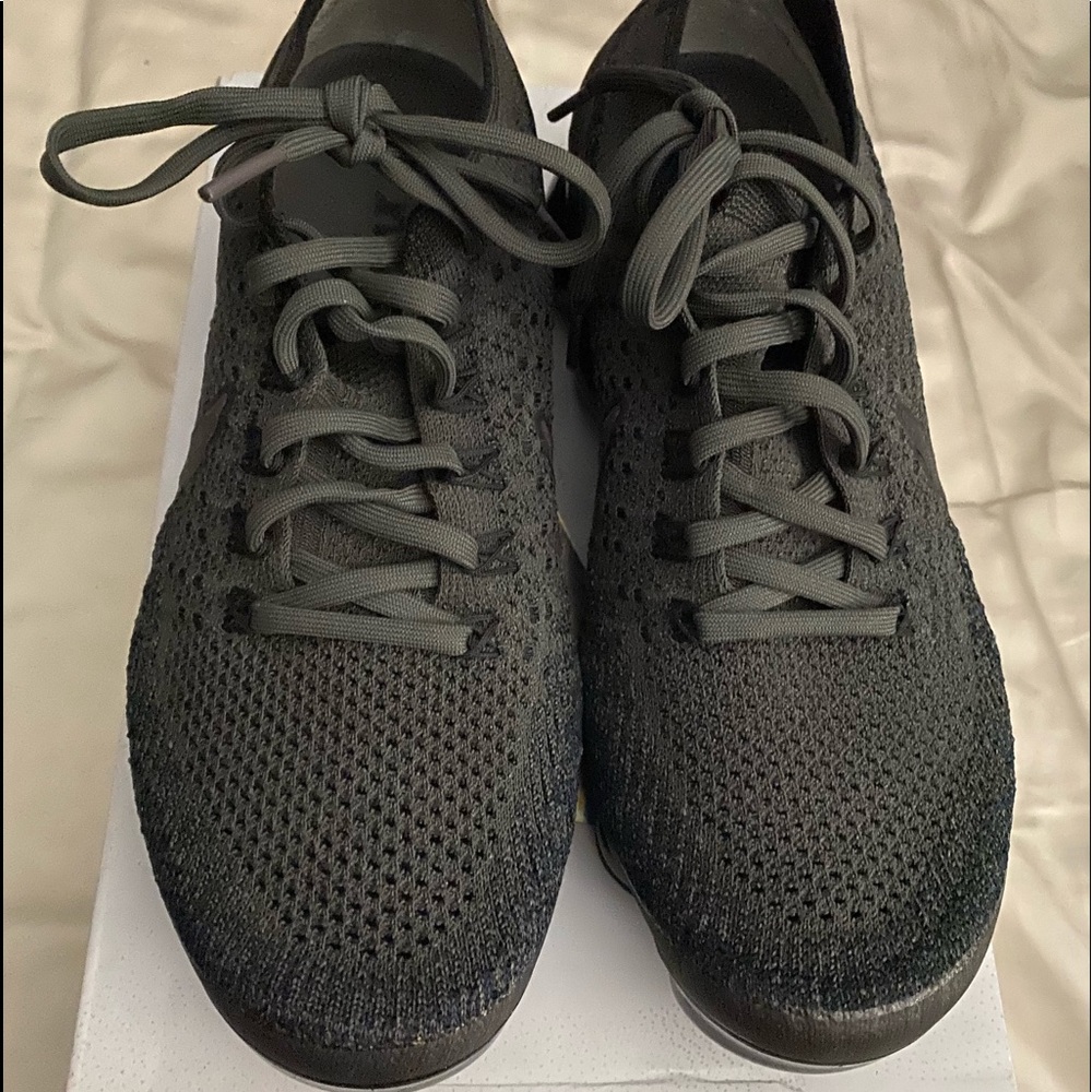 Preowned women’s Nike Air Vapormax Flyknit sneaker